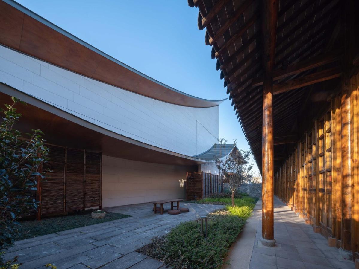 16_謇里小鎮(zhèn)展覽館_北側(cè)雙層屋檐，與老建筑的兩層屋檐分別呼應(yīng)_?此間建筑攝影_(1).jpg