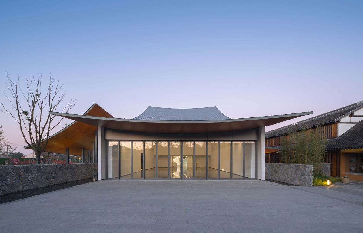 24_展廳幕墻可開啟，實(shí)現(xiàn)室內(nèi)外展陳空間融合（閉合狀態(tài)）_?此間建筑攝影.jpg