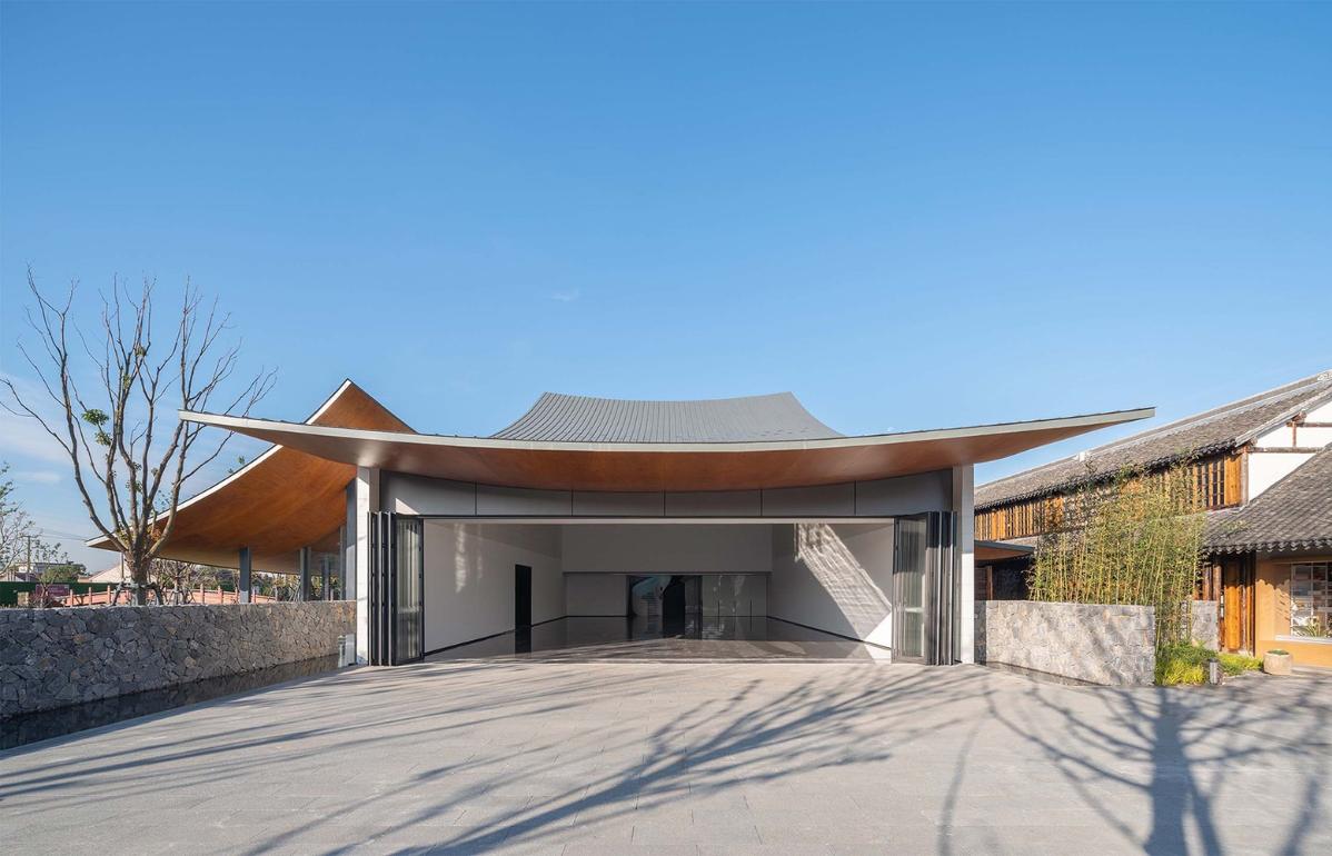 25_展廳幕墻可開啟，實(shí)現(xiàn)室內(nèi)外展陳空間融合（開啟狀態(tài)）_?此間建筑攝影.jpg